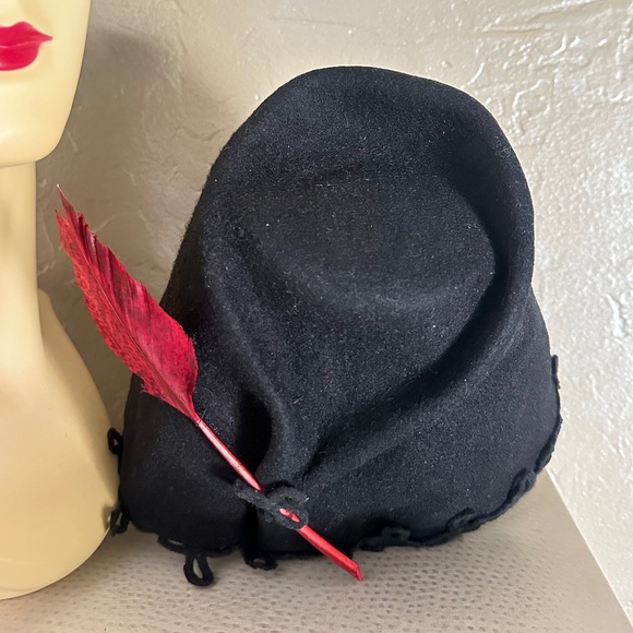 EXCEPTIONAL 1940s' UNIQUE TOP BLACK FELT CONICAL HAT + RED FEATHER & APPLIQUES - Picture 9 of 12
